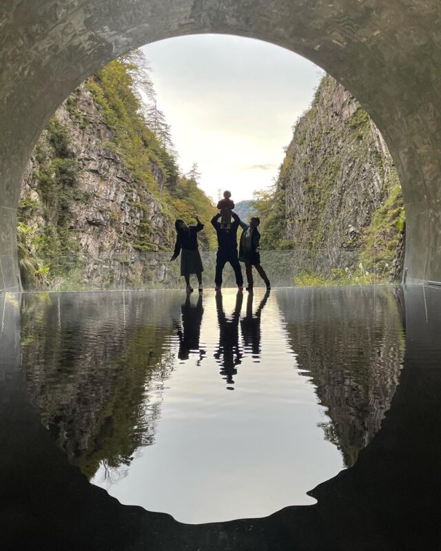 大地の芸術祭（新潟県十日町市）にて。溪谷の間のトンネルを作品にしたもの。下に水を張って反射した絵が面白い。娘と孫と連れ合いと。横須賀でも、景観を活かしたフォトジェニックな場所をつくったらいいと思う。このトンネルでの写真を撮るために土日は行列ができるほどの人気。写真を撮りたい為に、南米ウユニ塩湖に訪れる方は多い。トンネルの多い横須賀ならではのスポット作れないか思案中。よいアイデアあれば、是非。成功の秘訣は、水と光の反射にあるようだ。