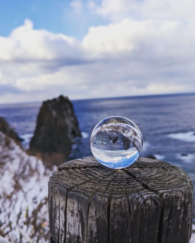 昨年暮れ、雪に覆われた積丹岬を訪れた。寒く長い冬の始まりを記録した。
　　　
#積丹#積丹ブルー#水晶玉撮影#北海道